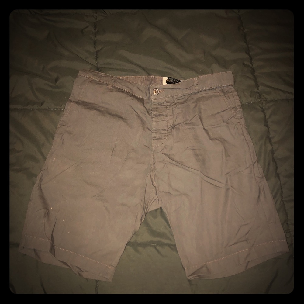 Size 32 M H&M gray shorts.